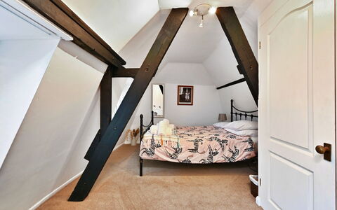 The Old Barn, Hadlow: Flooring, Muur, Verdieping, Interieur Ontwerp, Hout, Plafond, Slaapkamer, Kamer, Meubilair, Bed