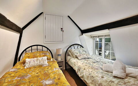 The Old Barn, Hadlow: Hout, Meubilair, Huis, Slaapkamer, Interieur Ontwerp, Verdieping, Bed, Bedding, Plafond, Bed Frame