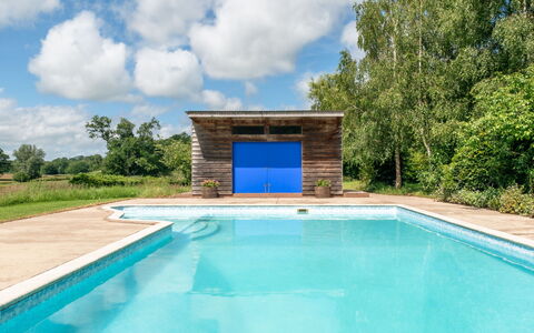 The Old Schoolhouse at Penrhos: Blauw, Samengesteld Materiaal, Zwembad, Garden Gebouwen, Schaduw, Ontwerp, Landscaping, Beits, Schuur, Backyard