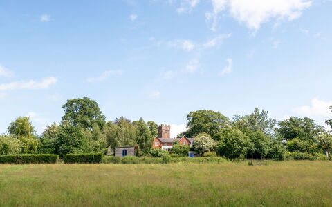 The Old Schoolhouse at Penrhos: Lucht, Dag, Groen, Boom, Gras, Natuur, Natuurlijke Omgeving, Blad, Vegetation