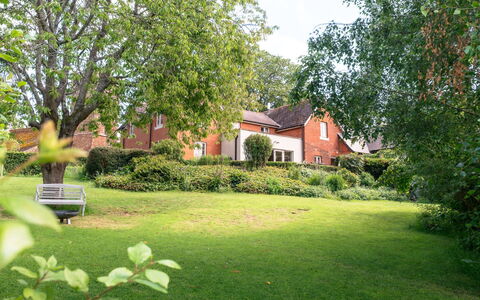 The Old Schoolhouse at Penrhos: Boom, Gras, Blad, Vegetation, Afdeling, Struik, Huis, Tuin, Land Lot