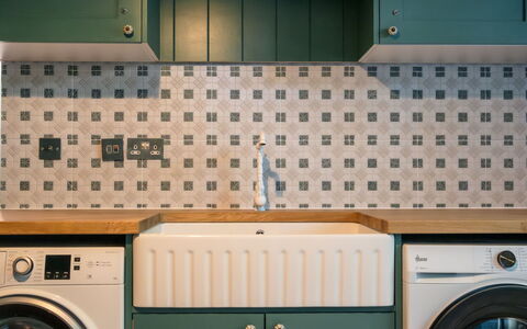 The Old Schoolhouse at Penrhos: Interieur Ontwerp, Keuken, Tegel, Cabinetry, Countertop, Beits, Ontwerp, Ceramic, Major Appliance, Verf