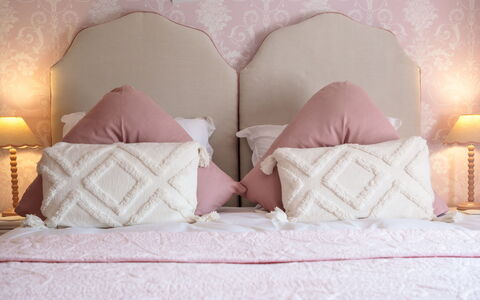 The Old Schoolhouse at Penrhos: Bed, Bedding, Slaapkamer, Meubilair, Laken, Interieur Ontwerp, Kussen, Linens, Roze, Kussen Gooien