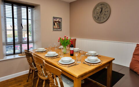 The Kiln: Meubilair, Interieur Ontwerp, Flooring, Tafel, Hout, Keuken En Eettafel, Eetkamer, Stoel, Verdieping, Kamer
