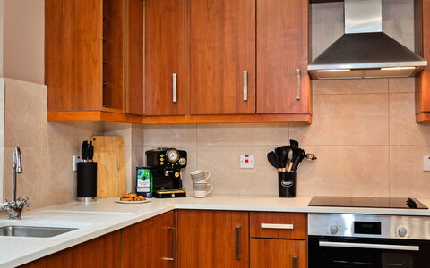 The Kiln: Cabinetry, Toestel Van De Keuken, Keuken, Countertop, Meubilair, Hout, Major Appliance, Kast, Flooring, Lade