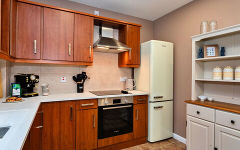 The Kiln: Cabinetry, Meubilair, Toestel Van De Keuken, Countertop, Lade, Major Appliance, Keuken, Hout, Flooring, Kast