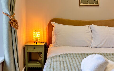 The Kiln: Meubilair, Bed, Bedding, Slaapkamer, Interieur Ontwerp, Laken, Muur, Hout, Linens, Geel