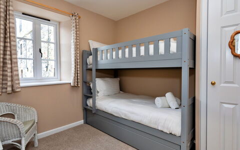 The Kiln: Stapelbed, Interieur Ontwerp, Bed, Meubilair, Slaapkamer, Hout, Verdieping, Flooring, Bedding, Laken