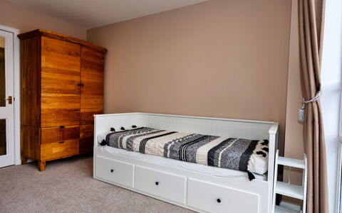 The Kiln: Meubilair, Interieur Ontwerp, Muur, Verdieping, Flooring, Bed, Hout, Kamer, Slaapkamer, Textiel