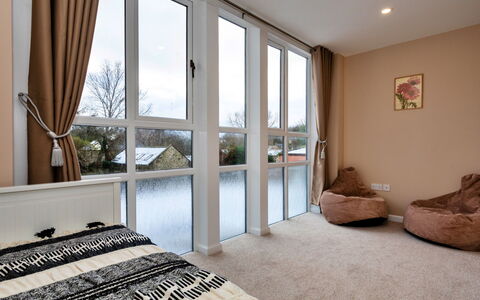 The Kiln: Meubilair, Interieur Ontwerp, Verdieping, Flooring, Hout, Slaapkamer, Bed, Kamer, Plafond, Textiel