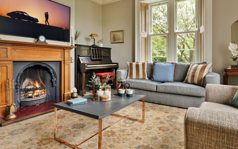 Spinney Corner: Meubilair, Interieur Ontwerp, Flooring, Bankstel, Woonkamer, Hout, Verdieping, Kamer, Fotolijst, Huis