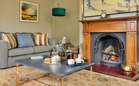Spinney Corner: Meubilair, Interieur Ontwerp, Flooring, Hout, Woonkamer, Verdieping, Huis, Haard, Bankstel, Verlichting