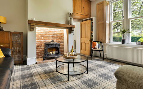 Spinney Corner: Flooring, Hout, Interieur Ontwerp, Meubilair, Verdieping, Huis, Woonkamer, Plafond, Kamer, Stoel