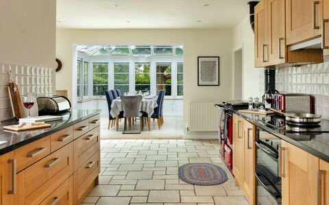 Spinney Corner: Keuken, Flooring, Countertop, Meubilair, Interieur Ontwerp, Hout, Cabinetry, Toestel Van De Keuken, Verdieping, Plafond