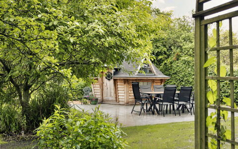 Spinney Corner: Boom, Struik, Tuin, Plantengemeenschap, Buitenmeubels, De Lente, Schaduw, Garden Gebouwen, Backyard, Landscaping