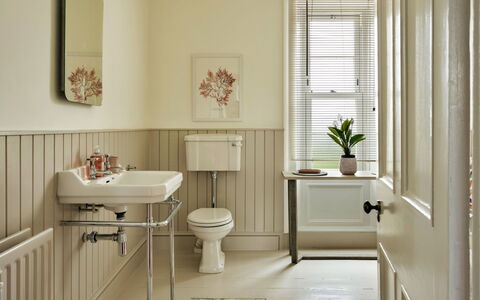 Spinney Corner: Interieur Ontwerp, Flooring, Loodgieterswerkinrichting, Verdieping, Wastafel, Badkamer, Kraan, Wastafel In De Badkamer, Loodgieter, Lichte Inrichting