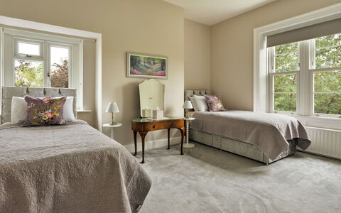 Spinney Corner: Meubilair, Bed, Interieur Ontwerp, Flooring, Verdieping, Slaapkamer, Muur, Plafond, Hout, Laken