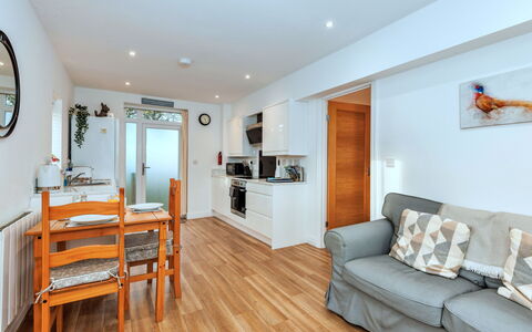North View Annexe: Meubilair, Flooring, Interieur Ontwerp, Hout, Verdieping, Houten Vloer, Plafond, Tafel, Appartement, Kamer