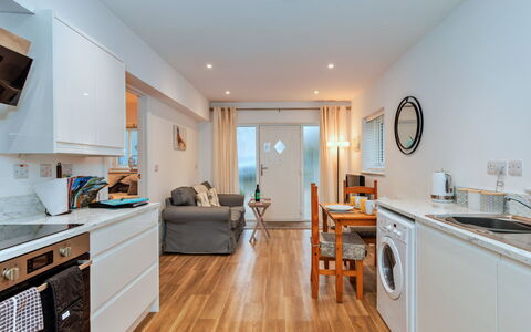 North View Annexe: Meubilair, Keuken, Flooring, Interieur Ontwerp, Houten Vloer, Major Appliance, Verdieping, Toestel Van De Keuken, Countertop, Hout