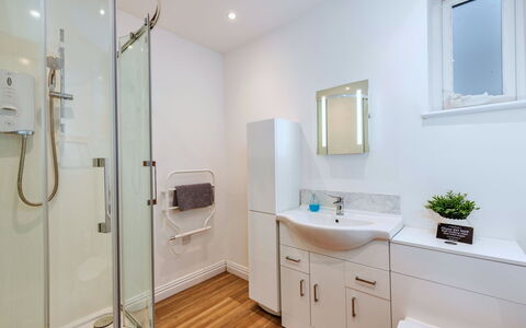 North View Annexe: Interieur Ontwerp, Loodgieterswerkinrichting, Flooring, Badkamer, Verdieping, Wastafel, Wastafel In De Badkamer, Kraan, Toilet, Loodgieter