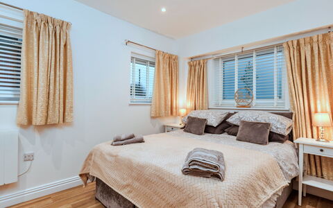 North View Annexe: Bed, Meubilair, Slaapkamer, Interieur Ontwerp, Bedding, Laken, Hout, Plafond, Linens, Verdieping