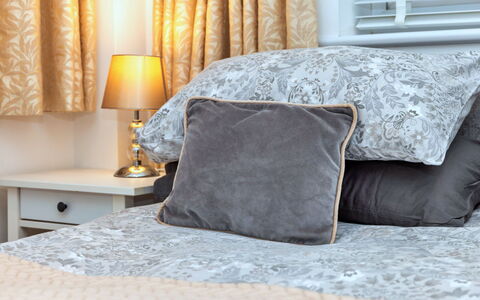 North View Annexe: Slaapkamer, Meubilair, Interieur Ontwerp, Bedding, Laken, Linens, Bed, Kussen, Kussen Gooien, Textiel