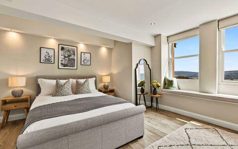 Willow'S View: Meubilair, Bed, Interieur Ontwerp, Verdieping, Flooring, Slaapkamer, Muur, Kamer, Hout, Plafond