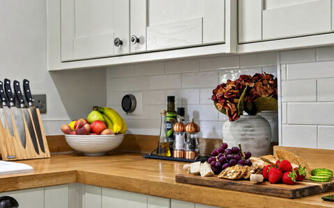 Willow'S View: Fruit, Tableware, Voedsel, Keuken, Meubilair, Countertop, Fles, Cabinetry, Toestel Van De Keuken, Lade