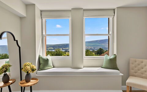 Willow'S View: Meubilair, Interieur Ontwerp, Verdieping, Flooring, Hout, Huis, Verlichting, Kamer, Appartement, Woonkamer