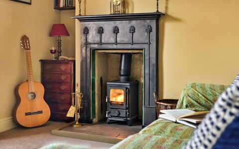 Bourne Edge: Haard, Flooring, Meubilair, Houtkachel, Fireplace, Woonkamer, Warmte, Fornuis, Huishoudapparatuur
