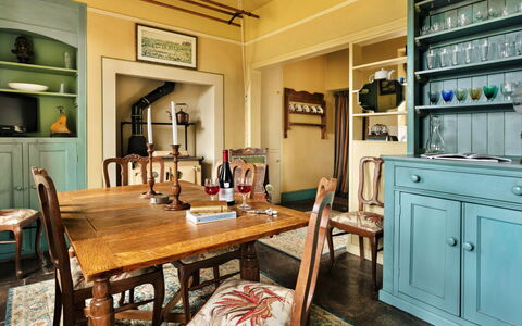 Bourne Edge: Meubilair, Interieur Ontwerp, Flooring, Hout, Tafel, Verdieping, Stoel, Plafond, Eetkamer, Keuken En Eettafel