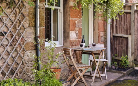 Bourne Edge: Meubilair, Hout, Bloempot, Buitenmeubels, Struik, Stoel, Buitentafel, Steen, Tuin