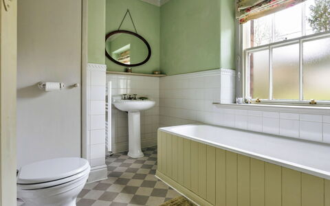 Bourne Edge: Muur, Flooring, Loodgieterswerkinrichting, Badkamer, Verdieping, Interieur Ontwerp, Loodgieter, Bad, Toilet, Kraan