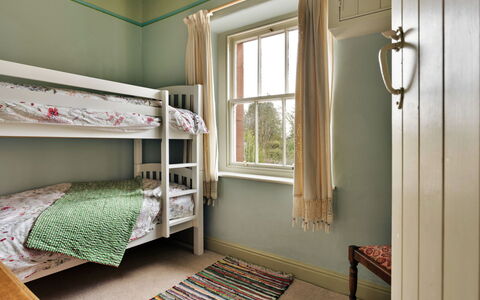 Bourne Edge: Interieur Ontwerp, Muur, Flooring, Slaapkamer, Bed, Meubilair, Verdieping, Hout, Plafond, Bedding