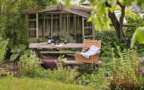 Bourne Edge: Tuin, Struik, Plantengemeenschap, Meubilair, Buitenmeubels, Groundcover, Backyard, Buitentafel, De Lente
