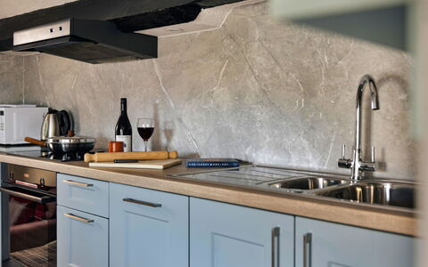 The Lake Gables: Keuken, Countertop, Toestel Van De Keuken, Major Appliance, Interieur Ontwerp, Flooring, Fornuis, Cabinetry, Meubilair, Fornuis