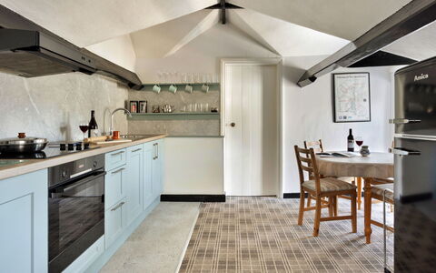 The Lake Gables: Keuken, Meubilair, Interieur Ontwerp, Countertop, Flooring, Muur, Toestel Van De Keuken, Plafond, Hout, Major Appliance
