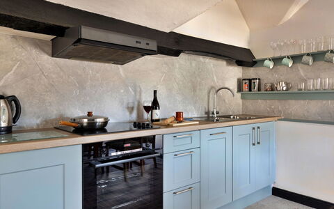 The Lake Gables: Keuken, Countertop, Toestel Van De Keuken, Major Appliance, Fornuis, Interieur Ontwerp, Cabinetry, Flooring, Fornuis, Gasfornuis