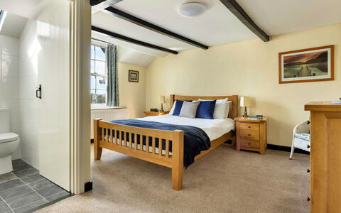 The Lake Gables: Meubilair, Bed, Interieur Ontwerp, Slaapkamer, Huis, Plafond, Verdieping, Bed Frame, Kamer, Bedding