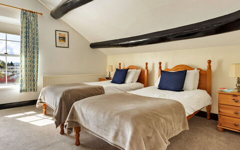 The Lake Gables: Meubilair, Hout, Slaapkamer, Bed, Plafond, Interieur Ontwerp, Verdieping, Flooring, Bedding, Laken