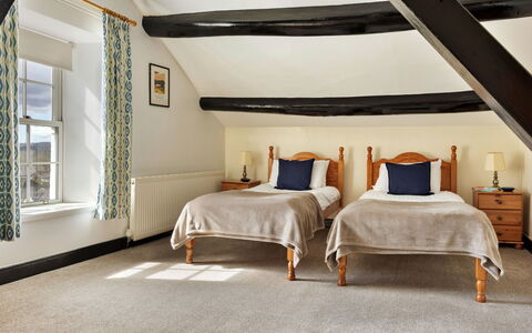 The Lake Gables: Meubilair, Interieur Ontwerp, Bed, Slaapkamer, Flooring, Muur, Verdieping, Hout, Plafond, Bedding