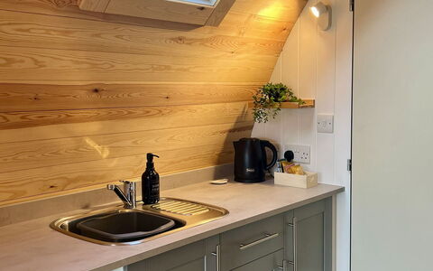 Whinfell Pod: Hout, Flooring, Beits, Countertop, Loodgieterswerkinrichting, Keuken, Toestel Van De Keuken, Hardwood, Loodgieter, Major Appliance