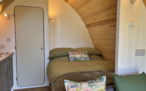 Whinfell Pod: Interieur Ontwerp, Verdieping, Slaapkamer, Bed, Beits, Hoofdkussen, Hardwood, Bed Frame, Bedding, Kussen Gooien