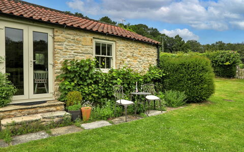 Mole End: Struik, Verblijf, Huis, Tuin, Dak, Land Lot, Groundcover, Deur, Boerderij