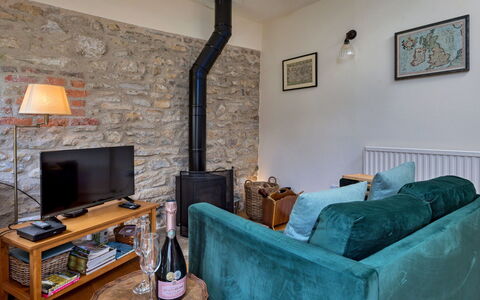 Mole End: Meubilair, Interieur Ontwerp, Muur, Flooring, Verdieping, Woonkamer, Bankstel, Haard, Kamer, Verlichting