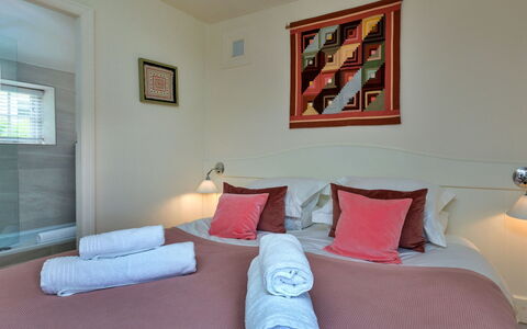 Mole End: Meubilair, Interieur Ontwerp, Flooring, Verdieping, Muur, Hout, Bed, Plafond, Kamer, Slaapkamer