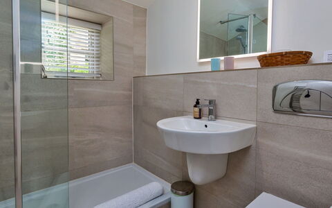Mole End: Badkamer, Loodgieterswerkinrichting, Flooring, Interieur Ontwerp, Muur, Verdieping, Toilet, Wastafel, Loodgieter, Wastafel In De Badkamer