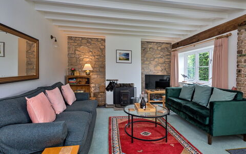 The Burrows: Meubilair, Interieur Ontwerp, Bankstel, Flooring, Muur, Verdieping, Hout, Woonkamer, Kamer, Tafel