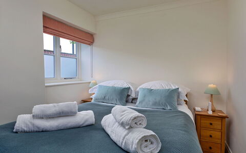 The Burrows: Meubilair, Interieur Ontwerp, Bed, Slaapkamer, Verdieping, Hout, Flooring, Plafond, Laken, Kamer