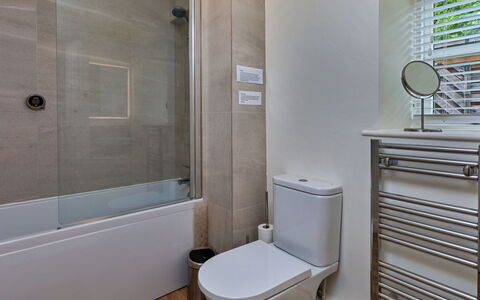 The Burrows: Badkamer, Wc Bril, Loodgieterswerkinrichting, Toilet, Flooring, Verdieping, Bad, Interieur Ontwerp, Loodgieter, Kraan